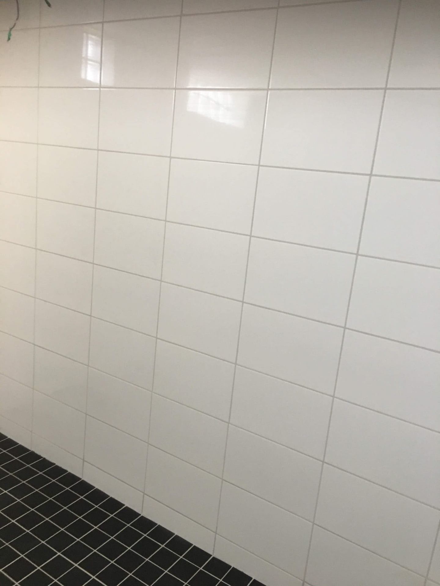 Kakelsatt badrumsvägg med klinker på golv i Malmö